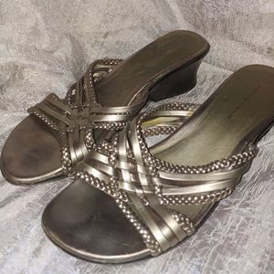 Woman's Sandal · 7W